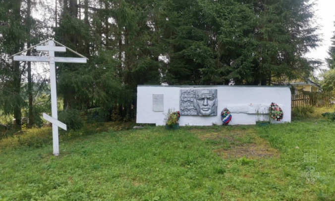 Памятник Степану Петровичу Комлеву в д. Подлитовье.